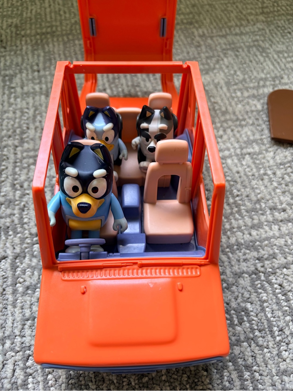 Bluey car with Bandit, Bluey & Muffin